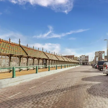 In Belgium Near Seawall & Church, Cleaning Included شقة *